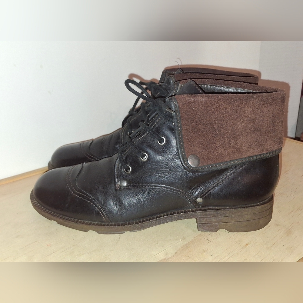 OTBT Women's chetopa fold over Black & Brown leather boots. Size 8m